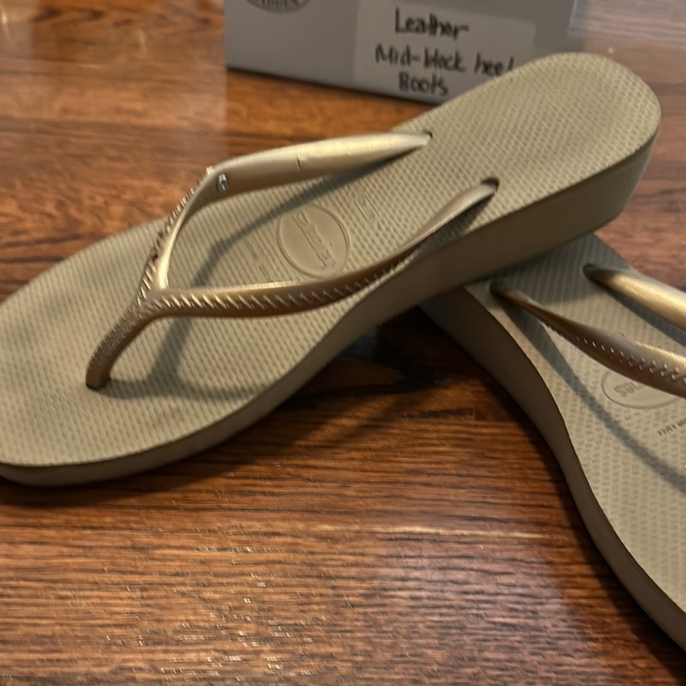 Havaiannas Gold Wedge Flip Flops